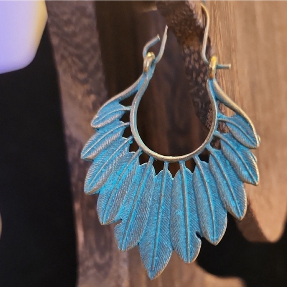 Blue Metal Fan Shaped Earrings Vintage Appeal - Picture 3 of 5